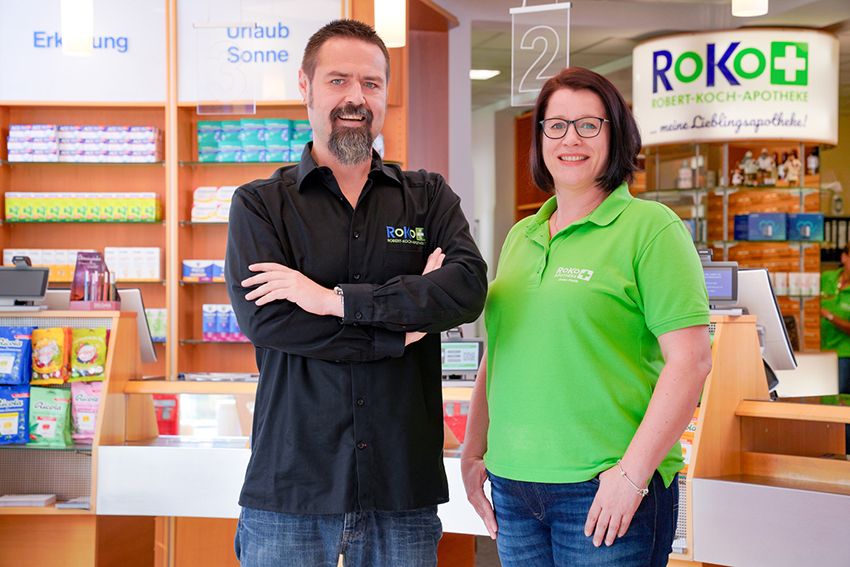 Inhaber Björn Arbter mit einer Mitarbeiterin in der Robert-Koch-Apotheke