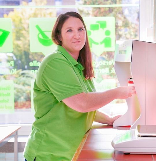 PTA bedient einen Automaten im Medizinal-Cannabis-Bereich der Apotheke