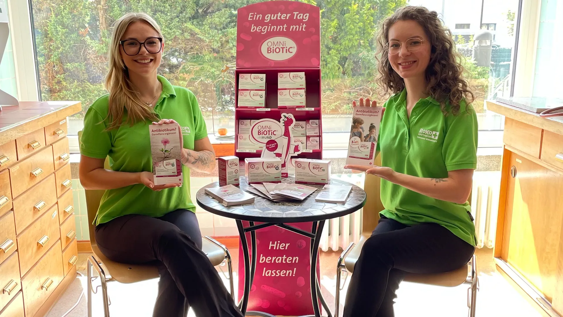 Josy Günther und Vanessa Wendtisch von den RoKo-Apotheken am Beratungstisch der Robert-Koch-Apotheke