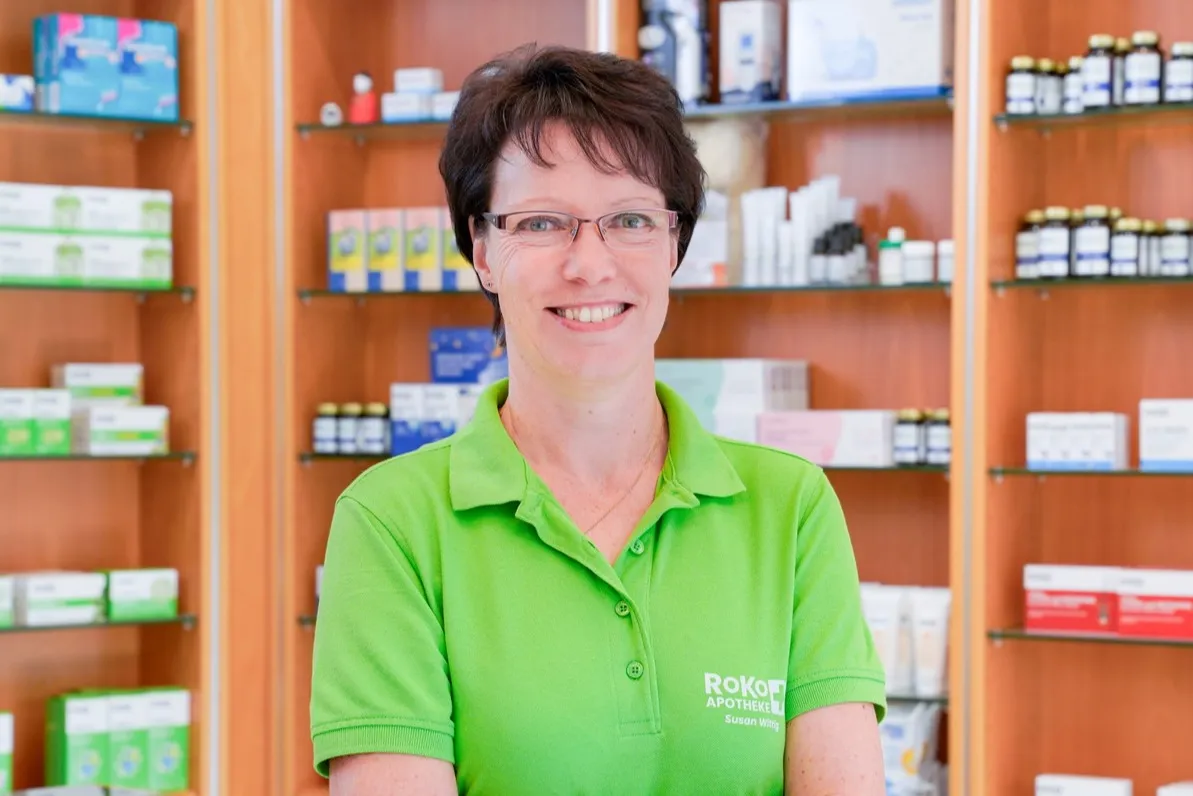 PTA der RoKo-Apotheken lächelt vor den Warenregalen