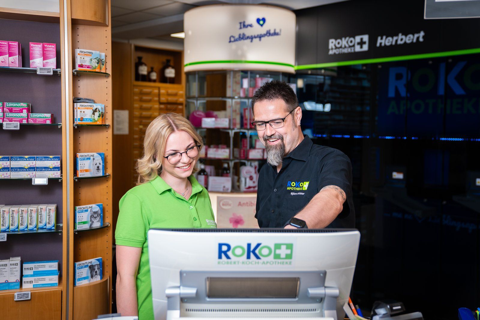 Apotheker Björn Arbter und eine Mitarbeiterin am Kommissionierautomaten der Robert-Koch-Apotheke