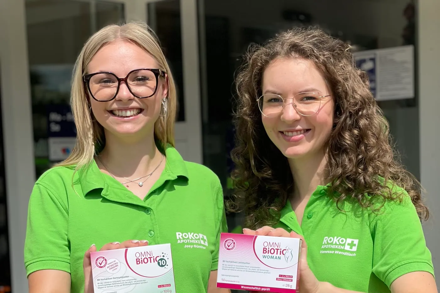 Josy Günther und Vanessa Wendtisch vor der Robert-Koch-Apotheke in Bitterfeld-Wolfen