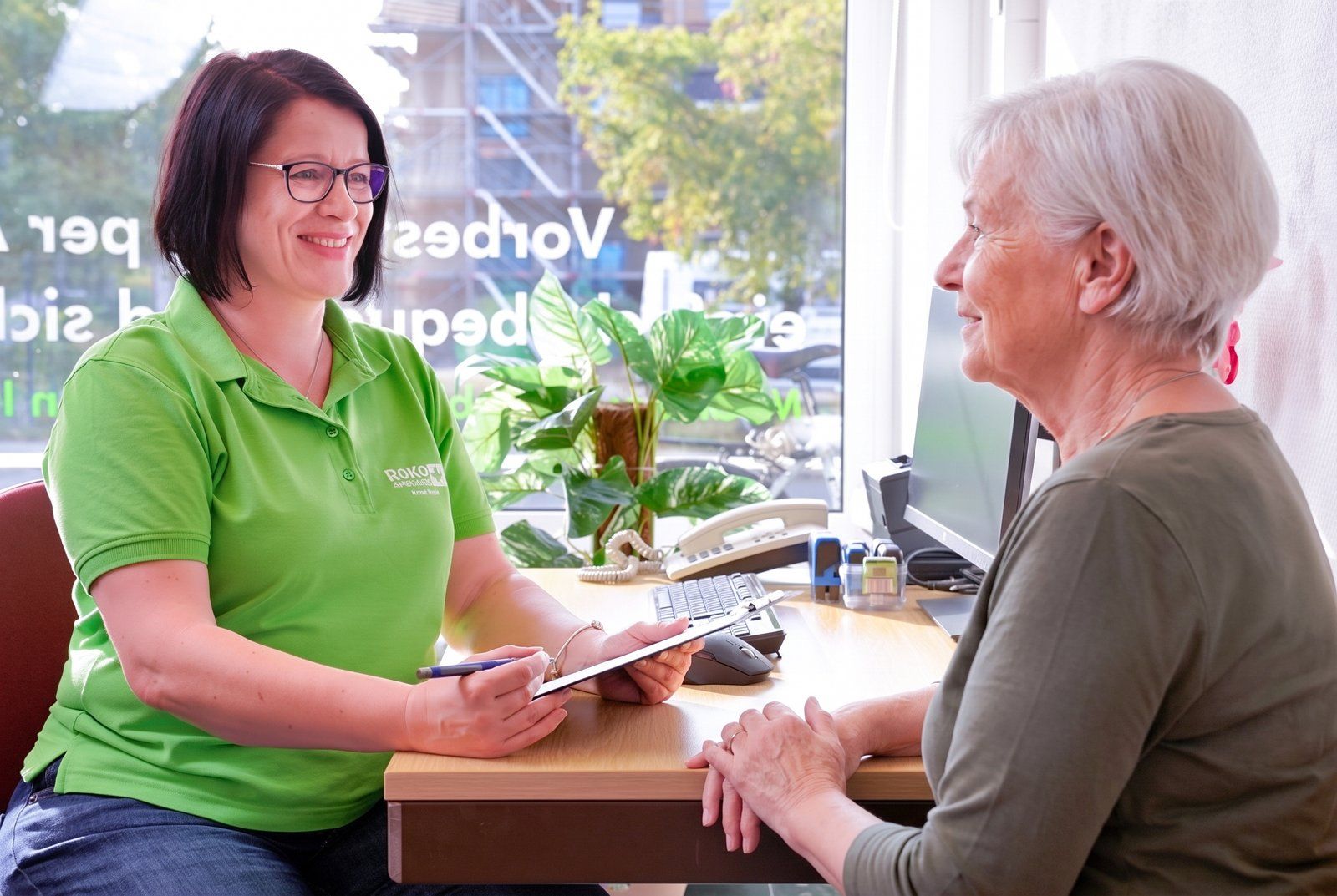 RoKo-Apothekerin im persönlichen Medikationsanalyse-Gespräch mit einer Seniorin am Beratungsplatz