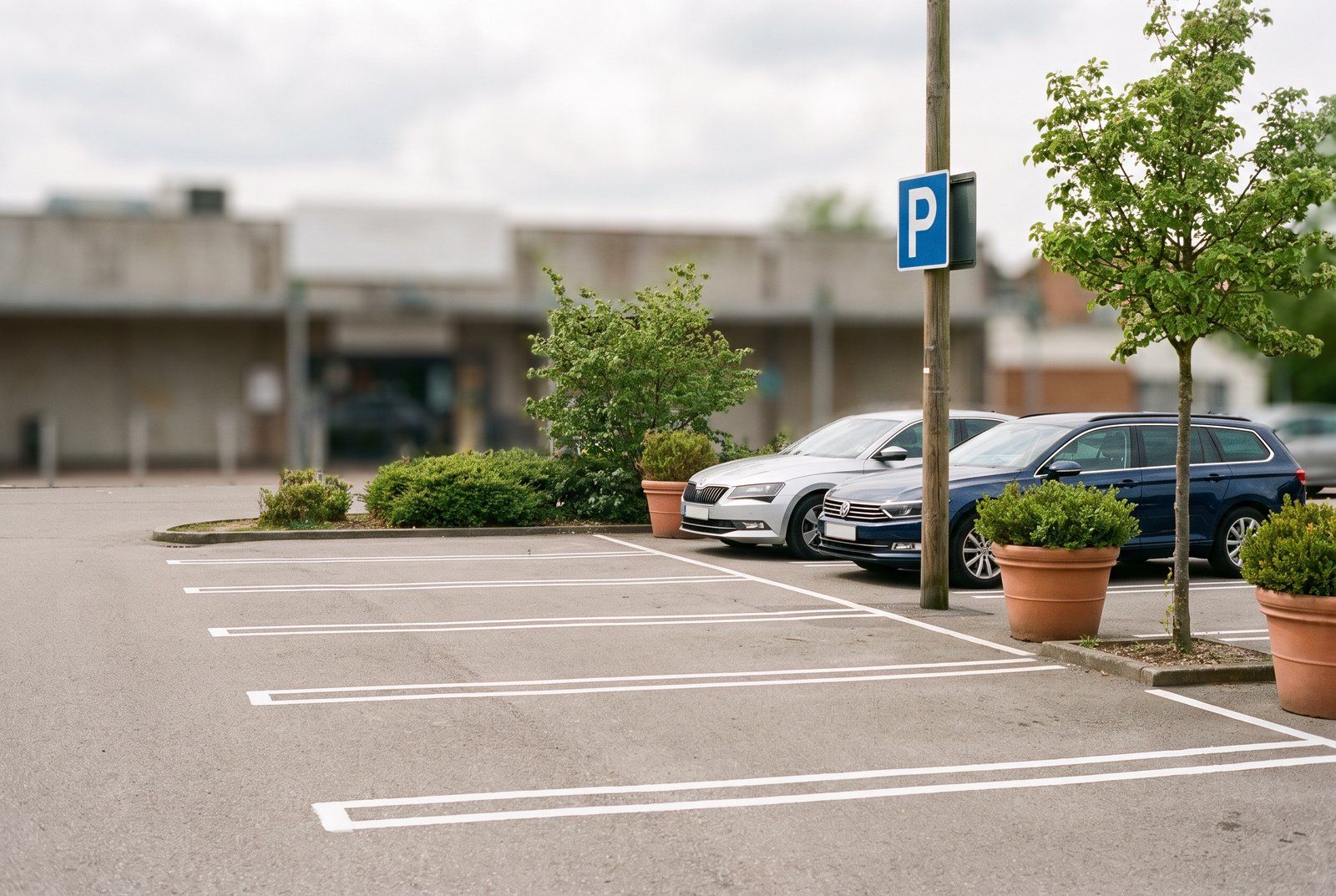 Freie, markierte Kundenparkplätze mit blauem P-Schild direkt an der Apotheke