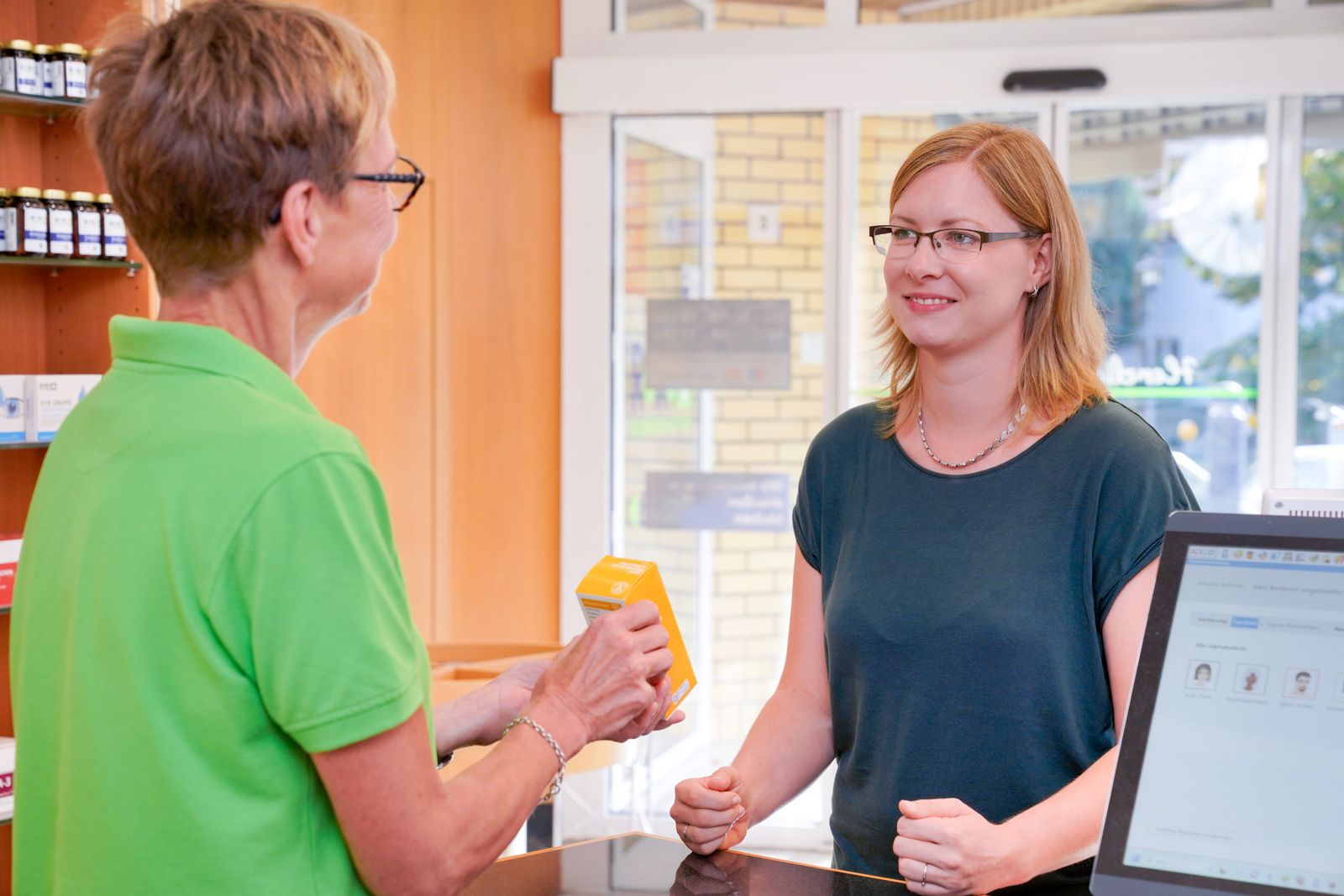 Persönliche Beratung am Verkaufstresen der RoKo-Apotheke