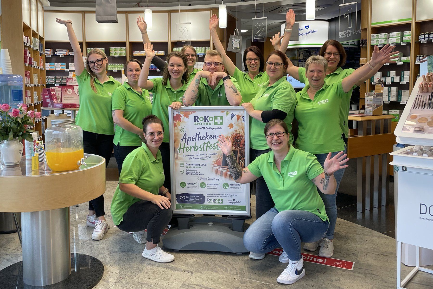 Das Team der RoKo-Apotheken jubelt beim Apotheken-Herbstfest in der Offizin