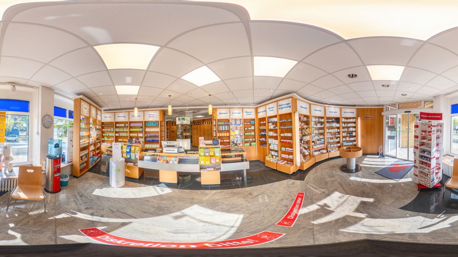 Blick in die Offizin der Robert-Koch-Apotheke